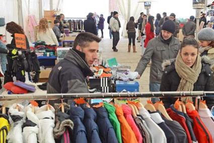 Compras. Los vecinos de Sant Lluís se acercaron hasta el Pla de sa Creu para ver qué se podía comprar - Paco Sturla