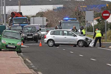 Accidente. En los vehículos viajaban seis personas y tres resultaron heridas de carácter leve - Gemma Andreu