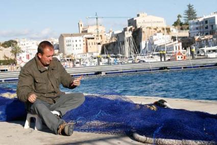 Parón. Los pescadores aprovechan los días que no salen a faenar para poner a punto las barcas y arreglar las redes, pero sin pesca no hay ingresos - Cris