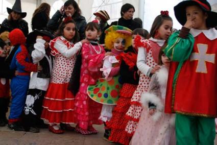 Festa. Les disfresses de tot tipus transformaren ahir els carrers en un món ple de personatges originals i inversemblants - Cris