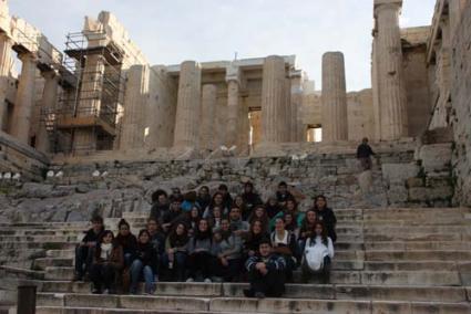 Grècia. Els estudiants menorquins que han viatjat a Atenes han estat testimonis de la situació del país - ies cap de llevant i ies biel martí