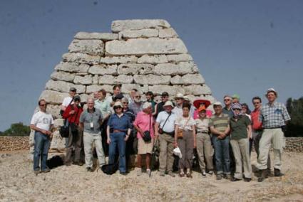 Sa Naveta. El monumento es uno de los más visitados. En la imagen, el conseller Simón Gornés junto a un grupo de arqueólogos en 2008 - Archivo