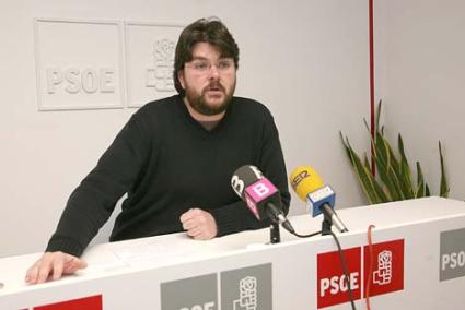 PSOE. El portavoz, Vicenç Tur, en la sede de la formación - Javier