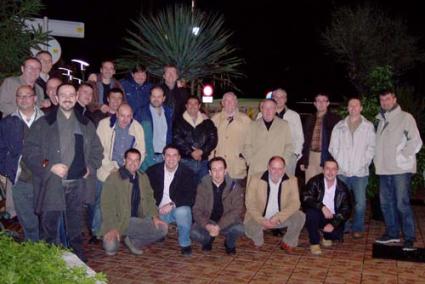 Compañeros. Diego Torres, junto a sus excompañeros de clase durante la Educación Primaria, en una cena celebrada en el año 2005 - Archivo