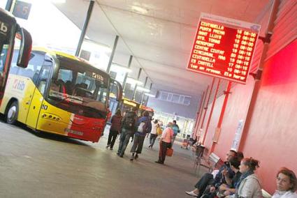 Autobuses. Han transportado a 2.502 personas más durante el pasado mes de enero que en el mismo mes del año anterior - Javier