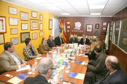 Ashome. Carlos Delgado, junto a responsables de la patronal hotelera y algunos socios de la entidad - Javier