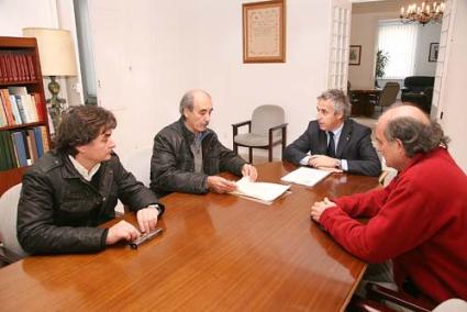 Encuentro. Miembros de la plataforma pidieron ayer a Juaneda que remitiera la carta a Fomento - Javier