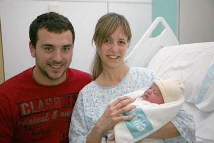 La más joven. Erin, la segunda hija de Esteban y Elena, soplará las velas cada cuatro años tras nacer ayer - Javier