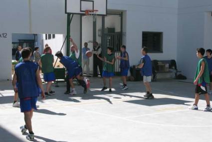 Experiencias duras pero sabias. El equipo júnior del CB Ferreries escuchó las historias de los internos y como las malas decisiones provocaron que acabaran en prisión, después el baloncesto fue el nexo de unión y el partido resultó un éxito total - Miguel Juan Urbano