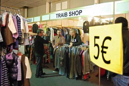 De compras. Unas diez mil personas pasaron por el Recinto Ferial durante los tres días de la feria - Gemma Andreu