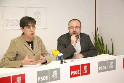 COMPARECENCIA. Los diputados Joana Barceló y Borras, ayer en la sede del PSOE de Maó - Javier