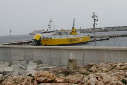 Temporal. El "Nura Nova" fue el único que ayer desafió las olas y mantuvo la Isla comunicada con el exterior - Cris