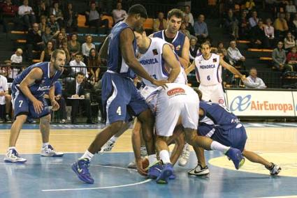 Concentración. El juego de los pívots del Menorca y la concentración de todo el grupo desde el salto inicial serán claves para ganar hoy - Archivo