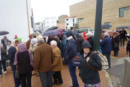 Los turistas pasearon, visitaron y compraron en Es Mercadal - gemma andreu/m.p.