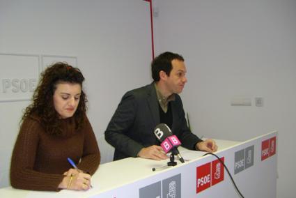 Los consellers del PSOE, Marc Pons y Noemí Gomila, han anunciado hoy que solicitará la retirada de la tasa de diez euros para renovar la tarjeta sanitaria. - PSOE