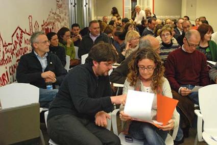 PSOE. La sede del partido acogió una multitudinaria asamblea en la que se evidenciaron las diferencias - Gemma Andreu