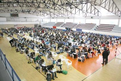 Estudiants. El Poliesportiu Municipal de Maó va acollir 380 alumnes en un concurs matemàtic on la lògica i l’enginy van fer acte de presència - Javier