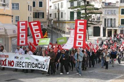 PARTICIPACIÓN. Los manifestantes tomaron un domingo más las calles del centro de Maó - Javier