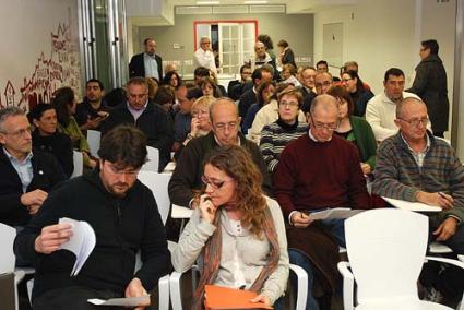 Avales. En la asamblea local de Maó, Tur preavisaba de sus intenciones recabando apoyos a su candidatura - Archivo