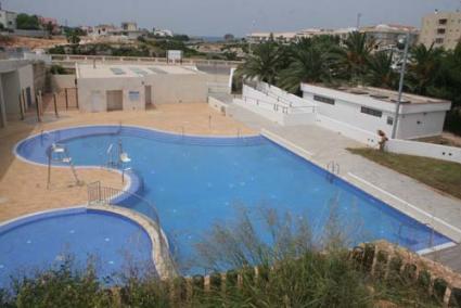 Piscina. La instalación, promovida en su día por Llorenç Casasnovas, se abre únicamente en verano - Cris