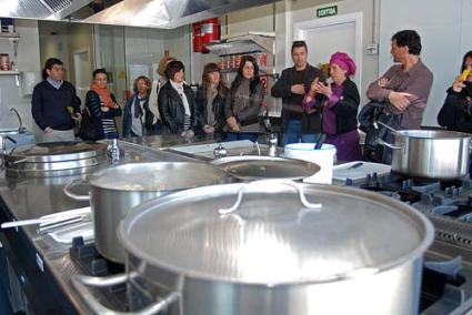 Recorrido. El gerente de la Fundació, Andreu Hernández, hizo de guía, con la presencia de la vicepresidenta Pilar Pons, en representación del Consell - Gemma Andreu