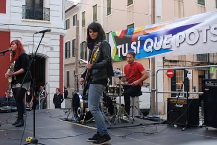 Plaça Constitució. Sis actuacions van atreure al públic que es sentia intrigat pel primer "Tu sí que pots". - Gemma Andreu