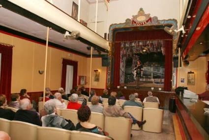 Teatro. El antiguo Casino d’en Ludevid se convirtió en el "Salón" entre 1984 y 2004 - Archivo