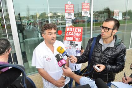 Carteles. CCOO se solidarizó ayer con los sindicalistas del hospital empapelando la totalidad del complejo - Paco Sturla