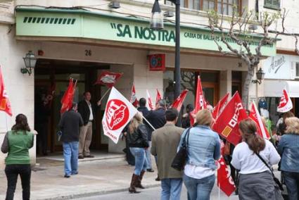 Movilización. Piquetes informativos acudieron a centros de trabajo desde primeras horas de la mañana para llamar a la huelga. - Javier