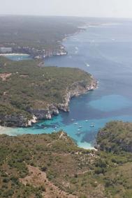 Macarella. Vista aérea de una de las playas más promocionadas de Menorca, en una zona natural - Archivo