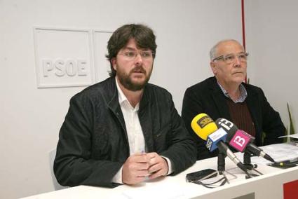 VALORACIÓn. Vicenç Tur y Guillem García Gasulla, ayer en el PSOE - Javier