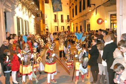 Silenci. Només es rompia amb els redobles dels tambors i les notes de les cornetes, les bandes de música i les corals - javier/cris