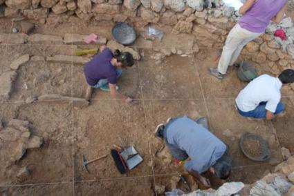 Trabajos en el yacimiento del Coll de Cala Morell, donde se descubrió un molino de grano - Archivo