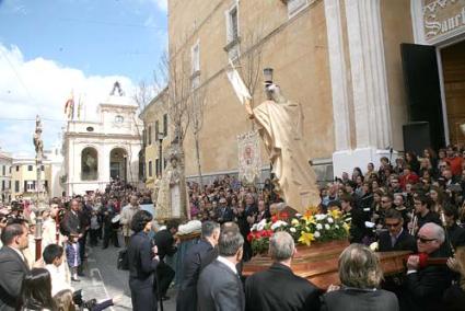 Maó. La plaza Constitución estuvo llena de personas que no quisieron perderse los actos de Pascua, el encuentro de Jesús resucitado con su Madre y las piezas cantadas por el coro del Orfeón Mahonés - Javier