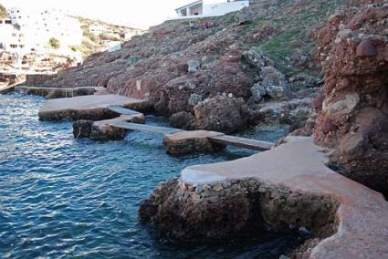 Cala Morell. Es una de las calas del municipio que presenta más superficie de plataformas de baño - Gemma Andreu