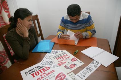 Angustiados. Paola y David accedieron ayer a poner el rostro al drama de las ejecuciones hipotecarias - Javier