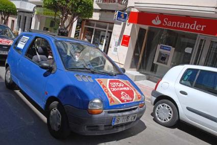 Marcha. Los vehículos recorrieron el centro de Alaior con una protesta enérgica delante del Banco Santander Central Hispano - Gemma Andreu