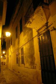 Calle Sant Rafel. El edificio se encuentra en pleno centro histórico de Ciutadella - Cris