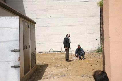 Puerto. El arquitecto técnico inspecciona los trabajos preliminares como es el replanteo del terreno - Javier