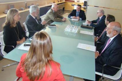 Reunión. Miembros del Cercle, junto a Santiago Tadeo, Salomé Cabrera y Pilar Pons en el Consell - c.e.m.