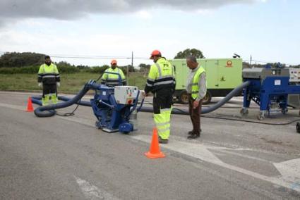 Prueba. La máquina se probó el pasado martes ante la atenta mirada de los operarios de la empresa - Javier