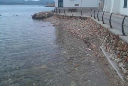 Es Viver. Este tramo del litoral de la bahía de Fornells, con una extensión de unos doce metros lineales, es actualmente un "macar" - a.e.m.