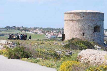 Visita. Los asistentes visitaron zonas de La Mola como la Torre de Cala Taulera, el polvorín o dos aljibes, entre otros espacios. - Gemma Andreu