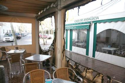 LLAMAS. A pesar de los destrozos, el bar atendió ayer con normalidad a sus clientes - Javier