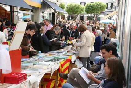 PARTICIPACIÓN. La pasión por la lectura fue el "leit-motiv" de la jornada de Sant Jordi.El Carrer Nou y la PlaçaConstitució fueron los epicentros de la diada literaria en Maó, donde numerosos grupos de escolares salieron a la calle para disfrutar del Día del Libro. - Javier