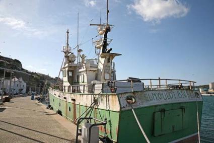 PESQUERO. Permanece amarrado en el puerto de Maó desde el 25 de junio de 2003 - Archivo