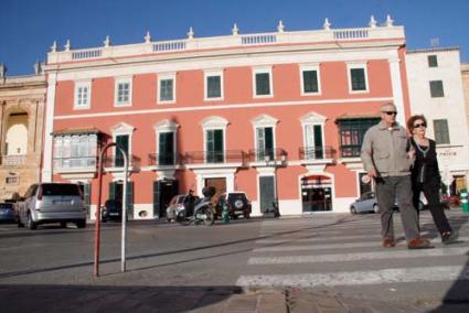 Casa Vivó. La mejora de la fachada embellece la plaça des Born, que gana atractivo como imagen de Ciutadella - cris