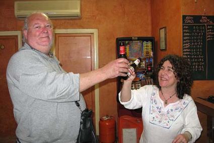 Felicidad. José Juan Montiel, el vendedor de los cupones, brinda con Margarita Galindo, una premiada - a. M. O.