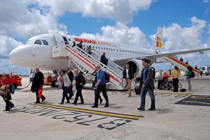 De estreno. El vuelo inaugural de Iberia Express aterrizó en la Isla lleno, con 177 pasajeros - Gemma Andreu