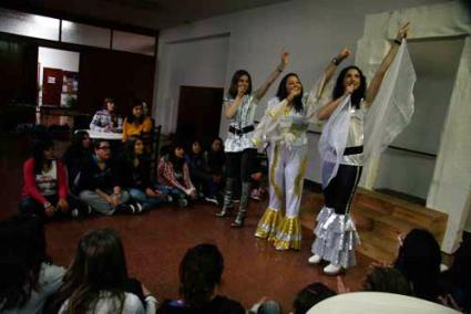 Ensayos. Alumnos y profesores ultiman los detalles de un proyecto que verá la luz el fin de semana. - Cris